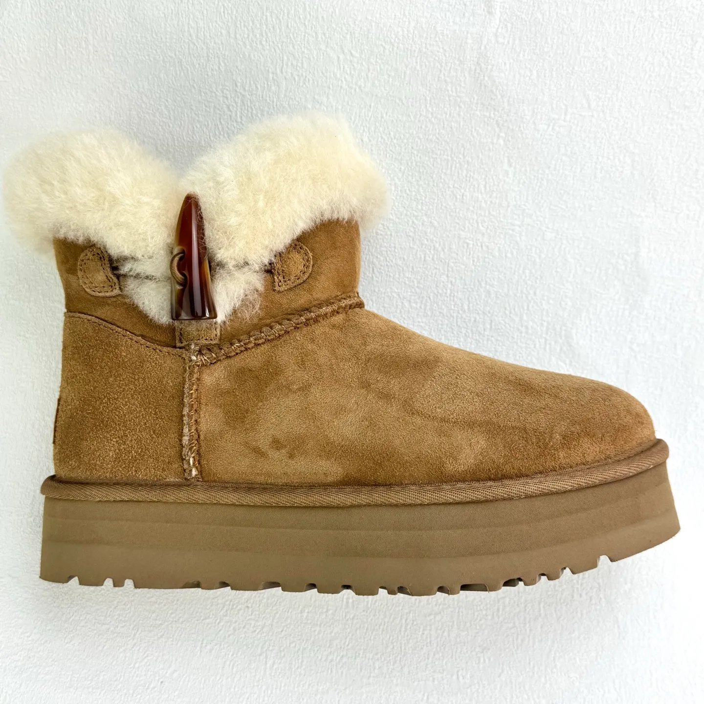 Pick up locally 💰480 The core recommendation is good price. The platform’s foreign trade is exclusive to UGG Classic Short II horn buckle women’s snow boots 1118816 Produced by the ten-year-old brand shoemaking factory production line. Pay attention to every detail. Longfeng A-grade genuine sheep fur is integrated. Completely built in accordance with the ZP process. Size: 35 36 37 38 39 40
